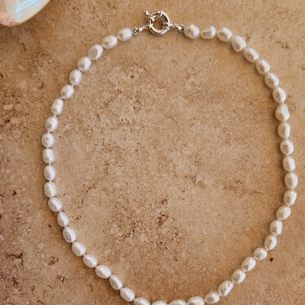 Fresh water pearl necklace, oblong pearls, collier de perles d'eau douche, Sübwasserperlenkette, collana di perle d'acua dolce.