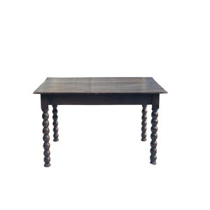 Puede incluir: Una mesa de madera marrón oscuro con una tapa rectangular y cuatro patas torneadas. La mesa mide aproximadamente 76 cm de largo, 51 cm de ancho y 76 cm de alto. Las patas tienen un diseño decorativo en espiral.