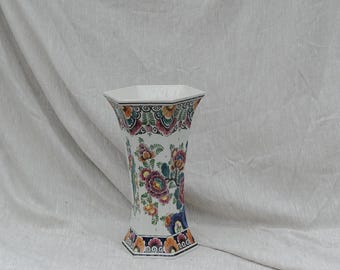 Delft Polychrome Hand-Painted Vase with Hexagonal Design – Mid-Century Dutch Ceramics