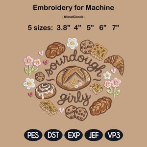 Peut inclure: Une tasse en céramique blanche avec une anse noire et le texte "But First, Coffee" en gras noir. La tasse est remplie d'un liquide foncé, probablement du café, et posée sur une surface claire.