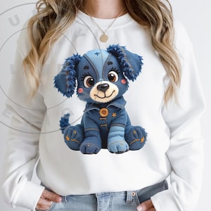 以下が含まれることがあります： デニム風のぬいぐるみの子犬。青と水色の配色。子犬は大きな目、ピンクの頬、ボタンダウンのジャケットをしています。デザインには星のアクセントと小さな尻尾が含まれています。子犬は座っています。