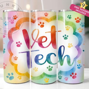 Peut inclure: Trois gobelets en acier inoxydable avec un motif aquarelle coloré. Les gobelets présentent les mots "Vet Tech" dans une police arc-en-ciel, entourés d'empreintes de pattes. Une bannière rose indique que neuf modèles gratuits sont inclus.