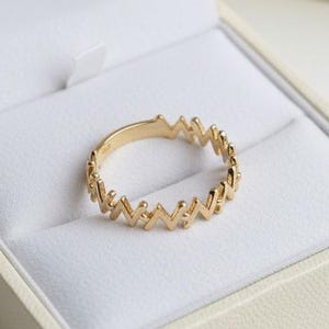 14Kソリッドゴールドジグザグリング - 上品な重ね付けが可能な女性用ゴールドリング、585ゴールドミニマリストバンド、ユニークな幾何学模様のゴールドジュエリーギフト