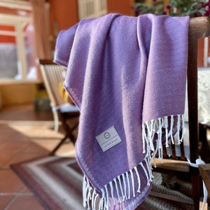 Alpaka-Wolldecke | Decke für Sofa und Bett | Alpaka kariert | Peruanische Decke | Winterdecke | Lila und weiße Decke | große Decke