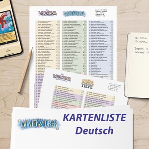 Puede incluir: Un juego de tres tazas de cerámica con un acabado moteado y mate. Las tazas son de color crema, gris claro y gris oscuro. Cada taza tiene un diseño simple y minimalista y un asa redondeada.