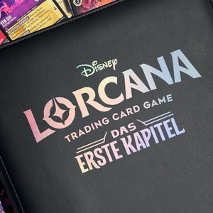 Lorcana 1. Kapitel Binder Aufkleber | Holo Sticker | Deutsch | Vinyl Logo | Ordner Etikett | Organisation | Geschenk | Wasserfest