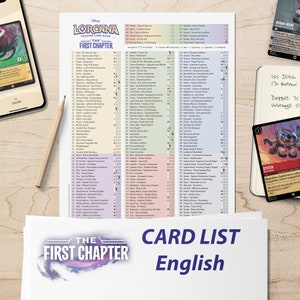 Könnte beinhalten: Eine Checkliste von Sammelkarten aus dem Disney Lorcana Sammelkartenspiel. Die Checkliste trägt den Titel "Das Erste Kapitel" und enthält eine Liste von Karten in englischer Sprache. Die Checkliste ist auf einem weißen Blatt Papier mit einem blauen und rosa Rand gedruckt.