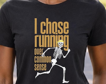 Camiseta de running con estampado de esqueleto para mujer: Elegí correr antes que el sentido común. Camiseta divertida con humor negro para correr.
