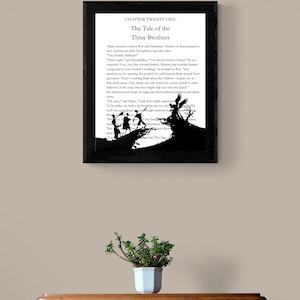 Puede incluir: Una ilustración en blanco y negro de una escena del libro "Harry Potter y las Reliquias de la Muerte". El texto "The Tale of the Three Brothers" está impreso en la parte superior de la imagen.