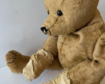 靴ボタンの目を持つ初期のアメリカのテディベア。かなり使い古されて