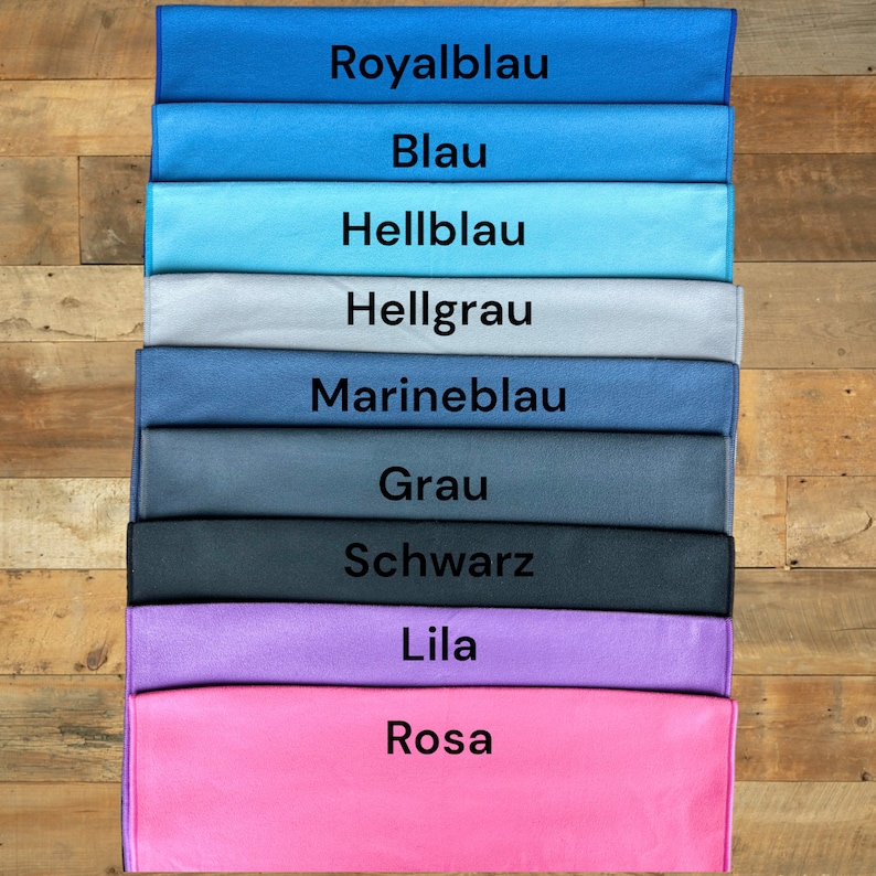 Pu&ograve; includere: Un set di dieci campioni di tessuto in vari colori, tra cui blu reale, blu, azzurro, grigio chiaro, blu navy, grigio, nero, viola e rosa. Ogni campione ha una parola tedesca stampata su di esso, che indica il colore.