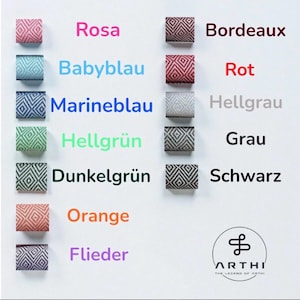 K&ouml;nnte beinhalten: Eine Farbkarte mit zw&ouml;lf Stoffmustern im Rautenmuster, die jeweils mit ihrem entsprechenden Farbnamen beschriftet sind: Rosa, Babyblau, Marineblau, Hellgr&uuml;n, Dunkelgr&uuml;n, Orange, Flieder, Bordeaux, Rot, Hellgrau, Grau und Schwarz.