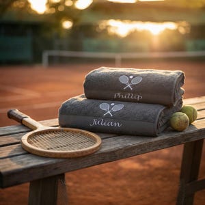 Toalla bordada con motivo de raqueta de tenis, idea de regalo útil para clubes deportivos de equipo, regalos deportivos para cumpleaños, toalla de baño de tenis con nombre