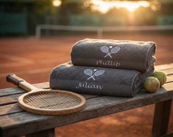 Geborduurde handdoek met tennisracketmotief, een leuk cadeau-idee voor sportclubs, een sportief verjaardagscadeau, een tennisbadhanddoek met naam.