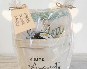 Personalized wellness spa gift set with sauna towel and cotton bag. Ideal as a birthday gift. Optional salt scrub.