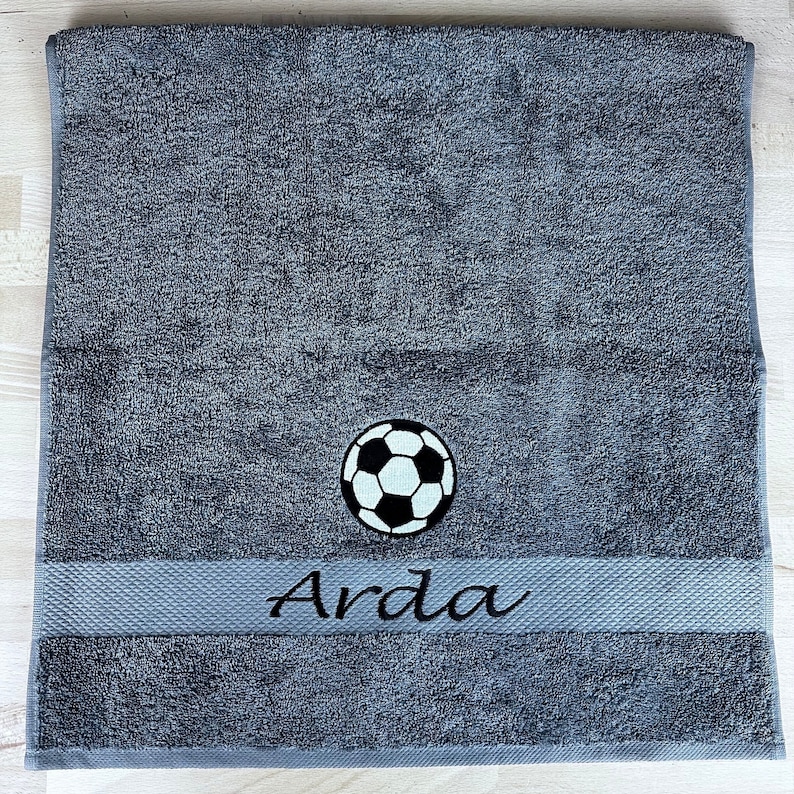 Besticktes Handtuch mit Fußball & Deinem Wunschtext, personalisierte Geschenkidee, Teamsport, Fußballfan, Verein Bild 1