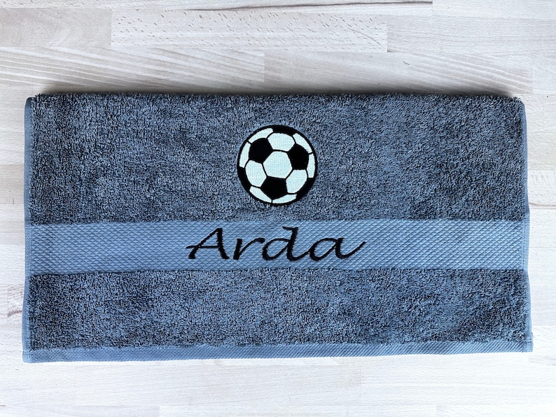 Besticktes Handtuch mit Fußball & Deinem Wunschtext, personalisierte Geschenkidee, Teamsport, Fußballfan, Verein Bild 2