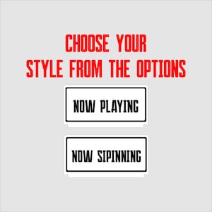 K&ouml;nnte beinhalten: W&auml;hlen Sie Ihren Stil aus den Optionen: Now Playing oder Now Sippin'n. Zwei wei&szlig;e rechteckige Kn&ouml;pfe mit schwarzen R&auml;ndern und schwarzem Text.