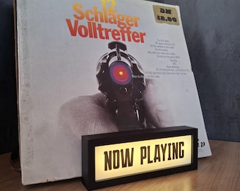 Jetzt spielen Schallplattenständer - 8 LP Lagerung, RGB Sound-aktivierte Light Box, perfekt für Vinyl Einstellungen & Geschenk für Musikliebhaber, Weihnachtsgeschenk