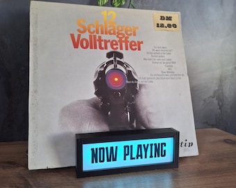 Jetzt spielen - LED Light Box Schallplattenständer - Geschenk für Vinyl-Liebhaber - 8 LP-Aufbewahrung - Perfekt für Schallplatten-Sets - Halloween-Geschenk
