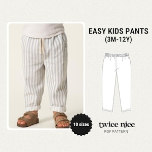 Könnte beinhalten: Hellblau-weiß gestreifte Kinderhose mit Kordelzug in der Taille und umgeschlagenen Manschetten. Die Hose wird mit braunen Sandalen kombiniert. Der Text auf dem Bild lautet "EASY KIDS PANTS (3M-12Y)" und "twice nice PDF PATTERN".