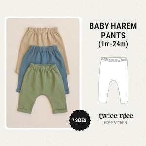 以下が含まれることがあります： ベージュ、ブルー、グリーンのベビーハーレムパンツが3着重ねられています。パンツはウエストゴムと裾が折り返されています。画像には、パンツの線画と「BABY HAREM PANTS (1m-24m)」と「7 SIZES」の文字も含まれています。