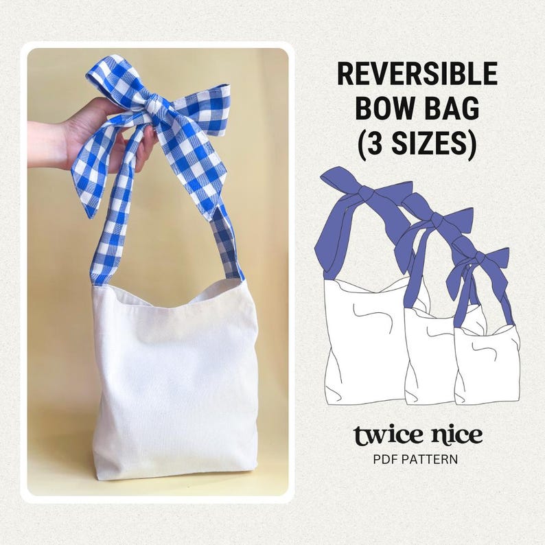 Puede incluir: Bolso tote blanco con asas de lazo a cuadros azules y blancos. La imagen tambi&eacute;n muestra un dibujo lineal de tres bolsos con lazo de diferentes tama&ntilde;os. El texto de la imagen dice "REVERSIBLE BOW BAG (3 SIZES)" y "twice nice PDF PATTERN".