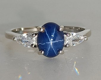 Anillo Blue Lindy Star Sapphire: Plata de ley, diamantes de circonita cúbica.