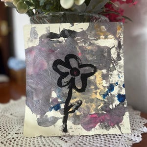 Flor Negra sobre Fondo Abstracto – Lámina Digital Hecha a Mano | Arte Moderno Cuadrado Printable | Black Flower Abstract Art Poster