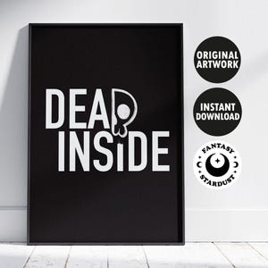 Peut inclure: Affiche murale imprimable noir et blanc avec le texte "DEAD INSIDE" et un graphique de crâne. L'impression est encadrée dans un cadre noir et est accompagnée de trois autocollants circulaires noir et blanc avec du texte qui lit "ORIGINAL ARTWORK", "INSTANT DOWNLOAD" et "FANTASY STARDUST".