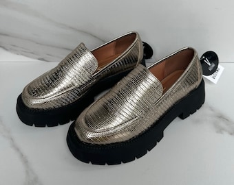 Vizzano Mocasines con plataforma de piel de serpiente en relieve dorado metálico para mujer