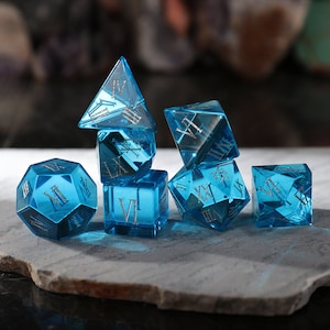 Jeu de dés polices romaines bleu verre K9 | Coffret cadeau de dés D&D | Jeu de dés polyédriques 7 pièces | Éclaireur, D&D, Jeux de table