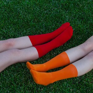 Bunte, einfarbige Socken aus Bio-Baumwolle, weich und atmungsaktiv – Geschenkidee und modisches Accessoire Bild 13