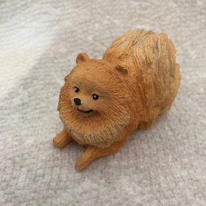 Pomeranian Dog figurine (small)