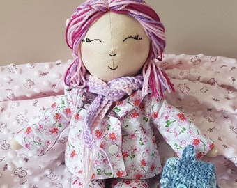 Poupée rose en tissu faite à la main, cadeau enfant, poupée personnalisée, poupée d'art, manteau réversible, grandeur 40 centimètres