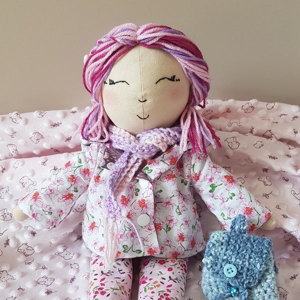 Poupée rose en tissu faite à la main, cadeau enfant, poupée personnalisée, poupée d'art, manteau réversible, grandeur 40 centimètres