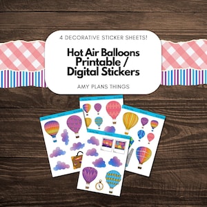 Könnte beinhalten: Vier dekorative Stickerbögen mit Heißluftballons in verschiedenen Farben und Designs. Die Aufkleber enthalten Wolken, einen Koffer und einen Kompass. Der Text auf dem Bild lautet "Hot Air Balloons Printable / Digital Stickers" und "Amy Plans Things."