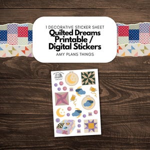 Op de afbeelding: Een vel decoratieve stickers met quilt-geïnspireerde ontwerpen, waaronder manen, wolken en geometrische patronen. De tekst luidt "Quilted Dreams Printable / Digital Stickers". De achtergrond is een houten oppervlak.