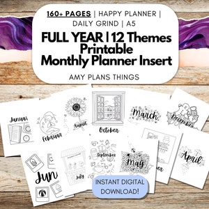 Könnte beinhalten: Ein Satz von 12 druckbaren monatlichen Planer-Einsätzen für den Happy Planner. Jeder Einsatz hat ein anderes Thema und Design, darunter eine Sonnenblume, ein Fenster, ein Lebkuchenmann, ein Schneemann, eine Tasse Kaffee, ein Cupcake, ein Strandball, ein Buch, eine Blume, eine Biene, ein Blatt und eine Schneeflocke. Der Text "FULL YEAR | 12 Themes Printable Monthly Planner Insert" befindet sich oben im Bild. Der Text "INSTANT DIGITAL DOWNLOAD!" befindet sich unten im Bild.
