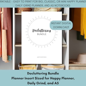 Könnte beinhalten: Ein weißes, druckbares "Decluttering Bundle" Planer-Insert, passend für Happy Planner, Daily Grind und A5 Notizbücher. Das Design zeigt eine kreisförmige Grafik mit dem Text "Decluttering Bundle" und "Instant Digital Download!" in einem Schrank.