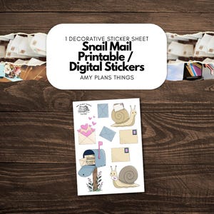 以下が含まれることがあります： 「Snail Mail Printable / Digital Stickers」の文字と、カタツムリ、封筒、郵便受けのイラストが描かれた装飾ステッカーシート。ステッカーはパステルカラーで、Amy Plans Thingsによってデザインされています。