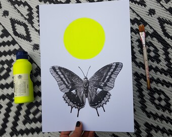 Papillon avec lune jaune néon peinte à la main | Impression vintage avec peinture acrylique | Art ancien