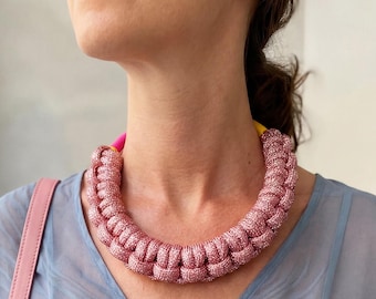 Collar de macramé rosa con lúrex anudado a mano, joyería ligera con cierre de latón.
