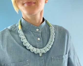 CARAMELLA Collier en corde de coton recyclé doux et léger, fini avec du fil à broder coloré, écologique, noué à la main.