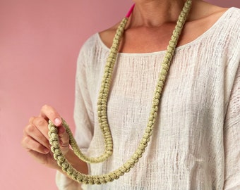 LUNGA Necklace in soft polyester rope with gold lurex threads, finished with fuchsia fluo embroidery thread, hand-knotted.