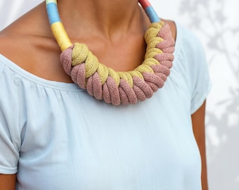 Handgeknoopte ketting van gerecycled katoen. Textielontwerp, licht en milieuvriendelijk. Grote gedurfde sieraden.
