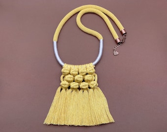 Hand-knotted recycled cotton rope necklace with macramé knots, eye-catching but light, ideal with any summer or winter outfit.