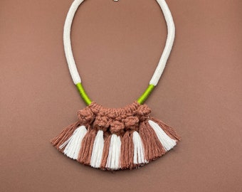 Hand-knotted recycled cotton rope necklace with macramé knots, eye-catching but light, ideal with any summer or winter outfit.