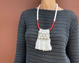 Hand-knotted recycled cotton rope necklace with macramé knots, eye-catching but light, ideal with any summer or winter outfit.