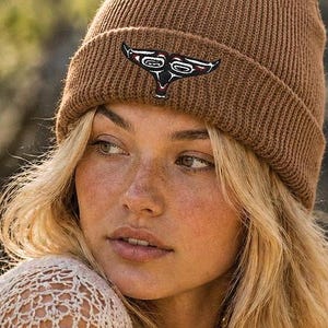 Gorro con puño bordado con cola de orca: estilo artístico indígena del noroeste del Pacífico.